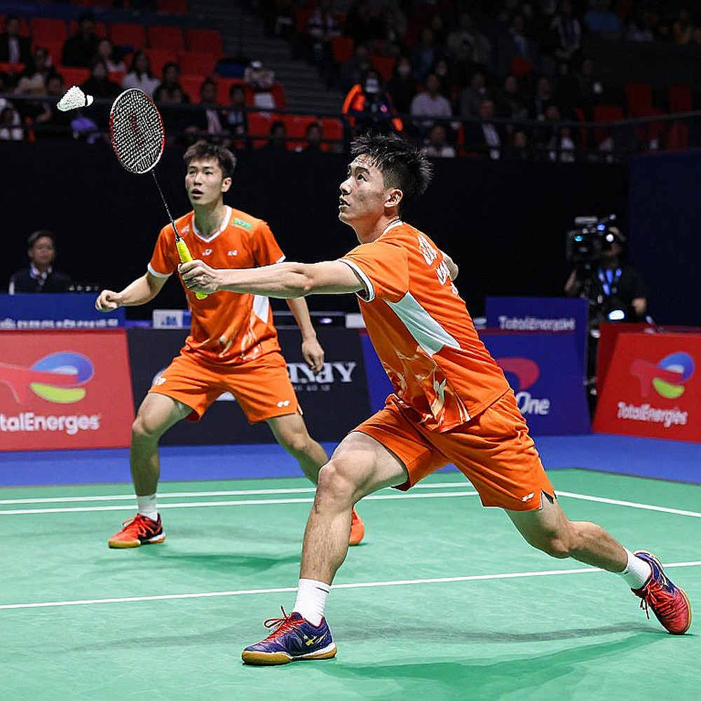 Alwi Farhan Tập Cùng Kento Momota Trước Asian Games 2026: Bài Học Không Nằm Ở Đường Cầu